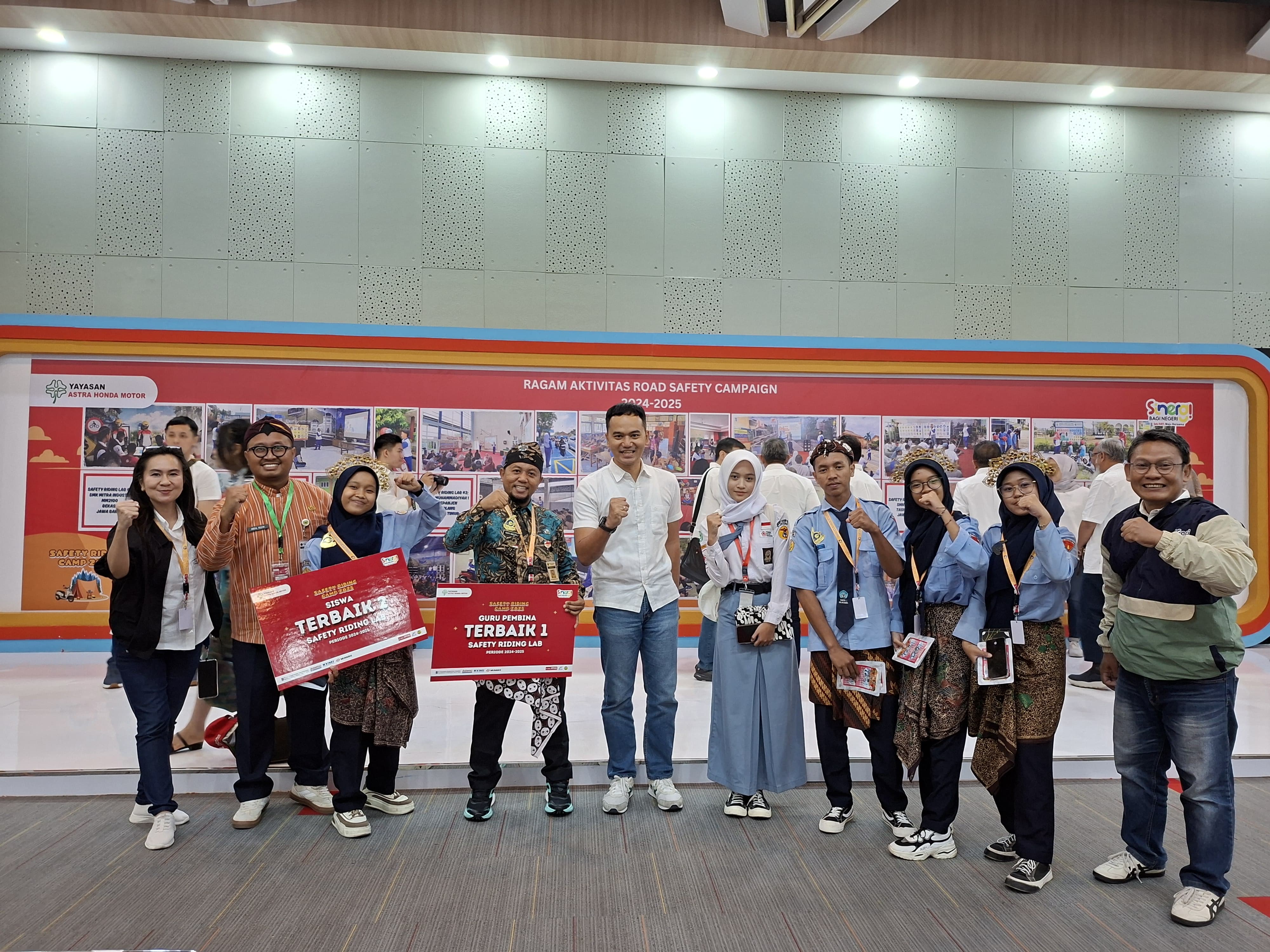 Guru SMKN 1 Bulakamba Yusufa berhasil meraih Juara 1 Guru Pembina SR Lab terbaik (tengah dengan baju daerah warna hijau) dan Siswa SMKN 1 Bulakamba Cahaya berhasil meraih Juara 2 Siswa SR Lab Terbaik