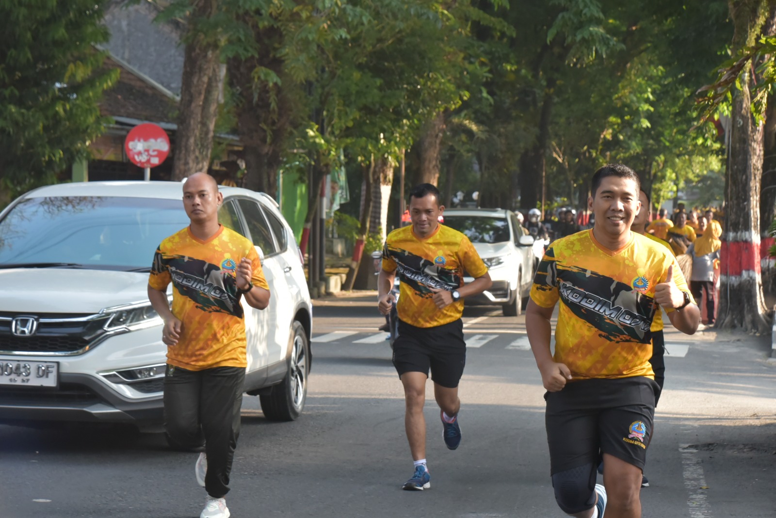 OLAHRAGA: Dandim 0717/Grobogan (kanan) saat ikut lari 5 kilometer bareng anggotanya.