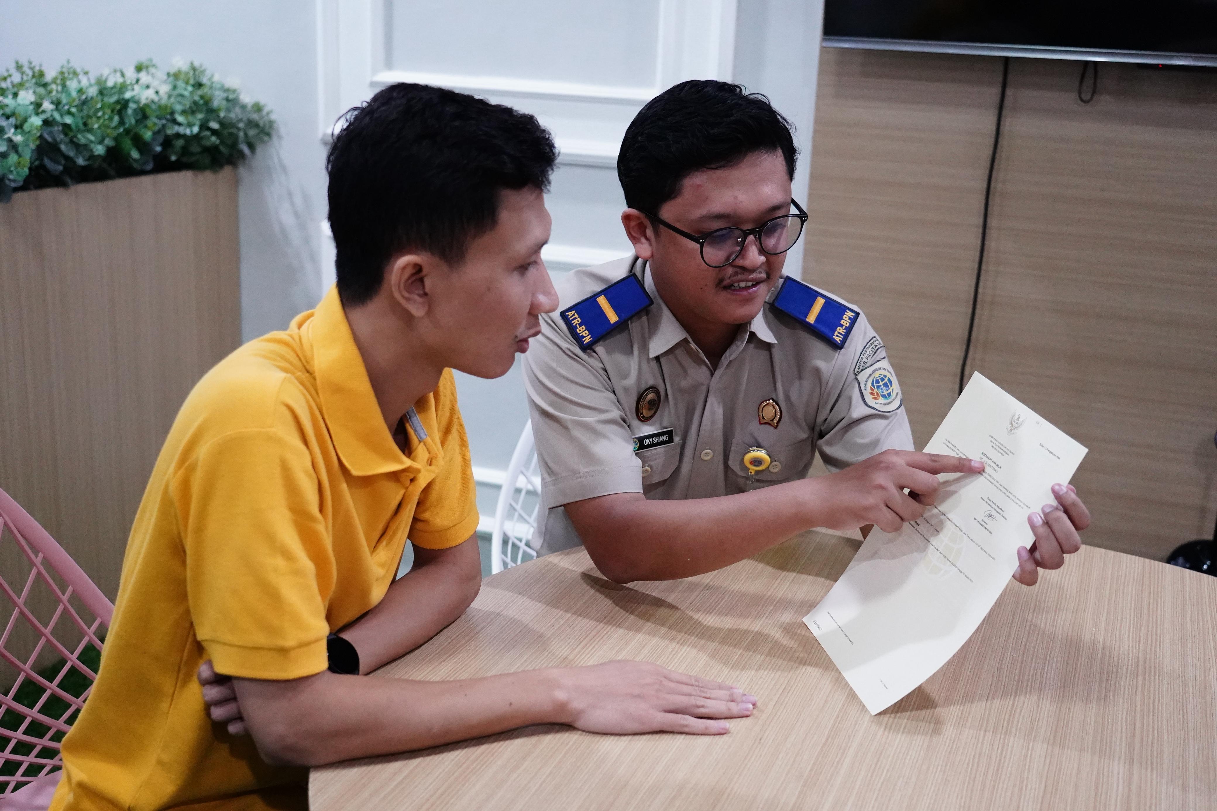 MENUNJUKKAN: Petugas ATR/BPN saat menunjukkan sertifikat digital.