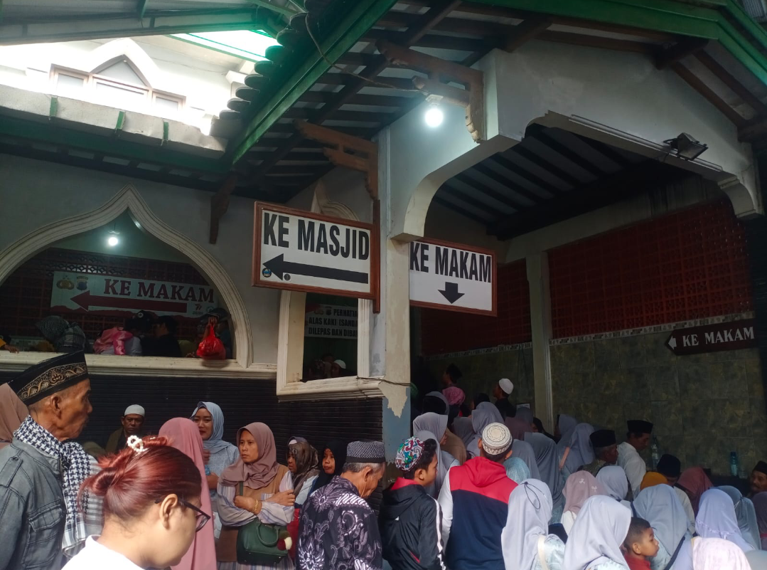 ANTRE: Ratusan Peziarah makam Sunan Muria masuk bebarengan usai prosesi salin luwur berakhir, pagi ini. (ANDIKA TRISNA SAPUTRA/RADAR KUDUS)