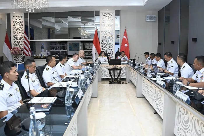 Asops KSAL Laksamana Muda Yayan Sofiyan dan Laksamana Madya (LH) Gokcen Firat memimpin pertemuan kerja sama antara TNI AL dan Angkatan Laut Turki di Jakarta, Rabu (9/7)