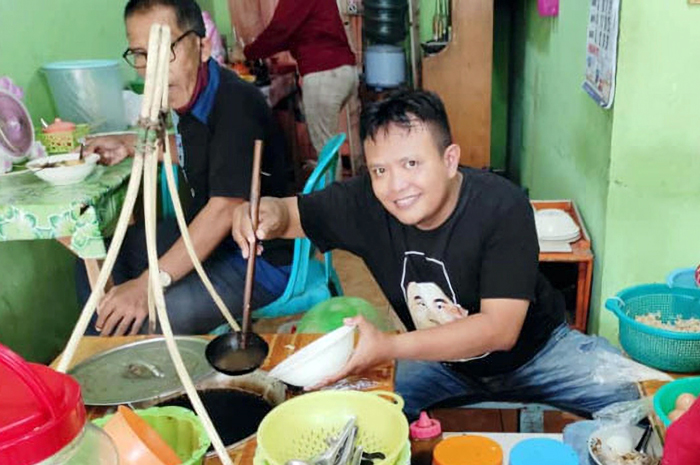 LEGEN KHAS BLORA: Solikin meracik soto kletuk Mbah Gowak sebelum disajikan ke konsumen.