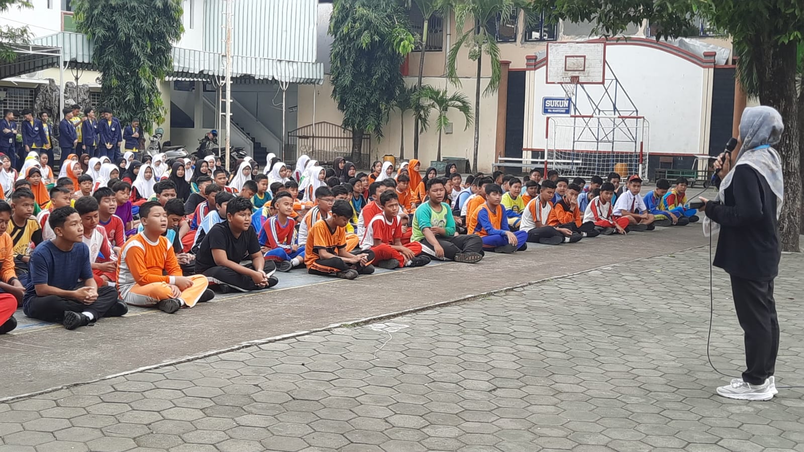 INDAH SUSANTI/RADAR KUDUS PENGARAHAN: Guru SMP 1 Kudus memberikan pengarahan dihadapan murid baru.