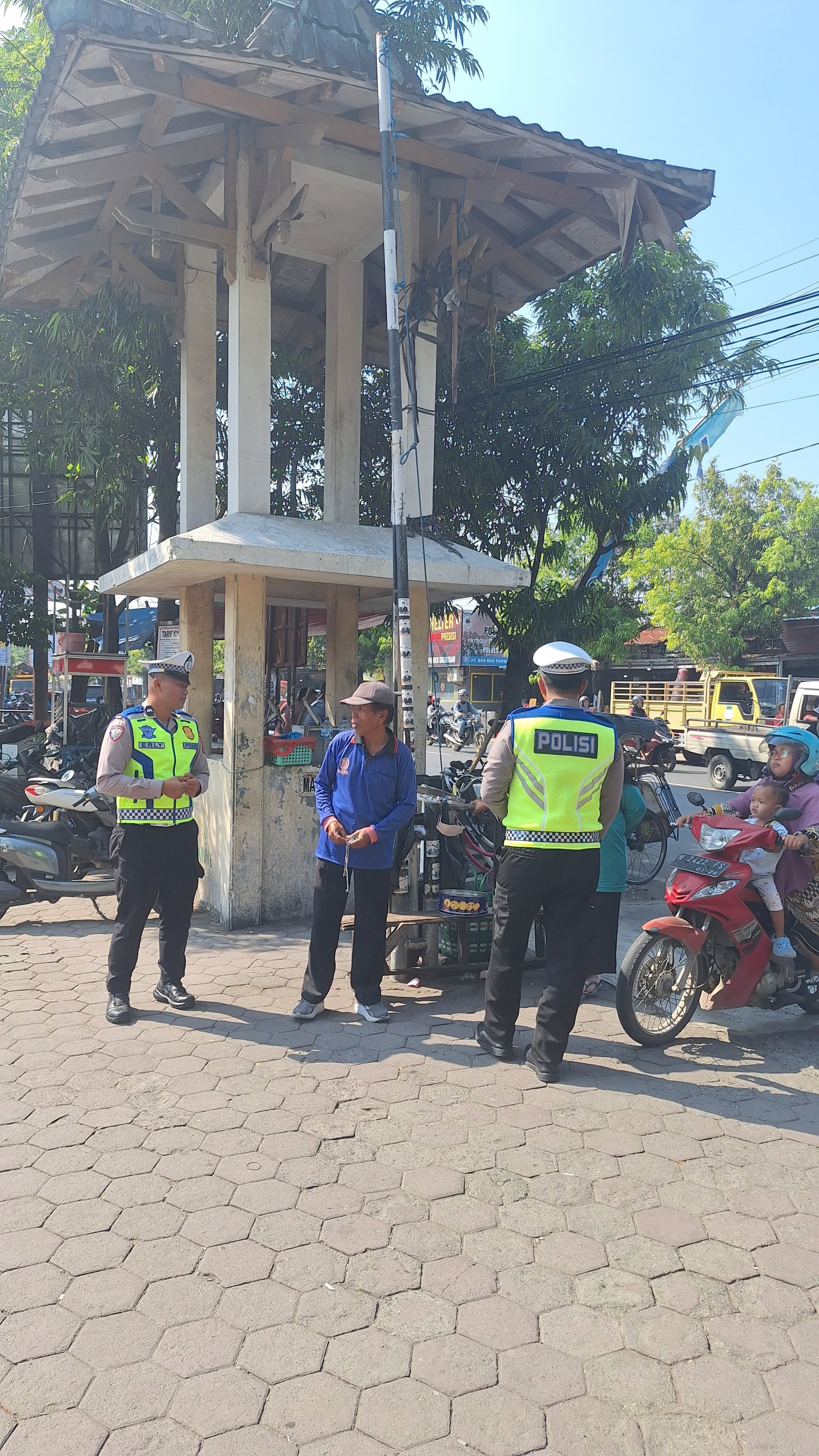 PERSIAPAN: Sat Lantas Polres Grobogan saat sosialisasi ke juru parkir Pasar Purwodadi.