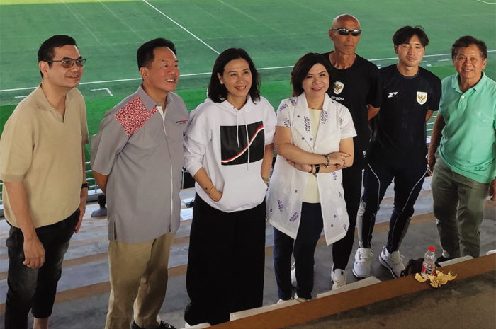 DIPANTAU: Pelatih Timnas Putri Indonesia Mochi (tiga dari kanan), Wamen PPPA (tiga dari kiri), dan President Director Djarum Foundation Victor Racmat Hartono (dua dari kiri) menyaksikan piala pertiwi