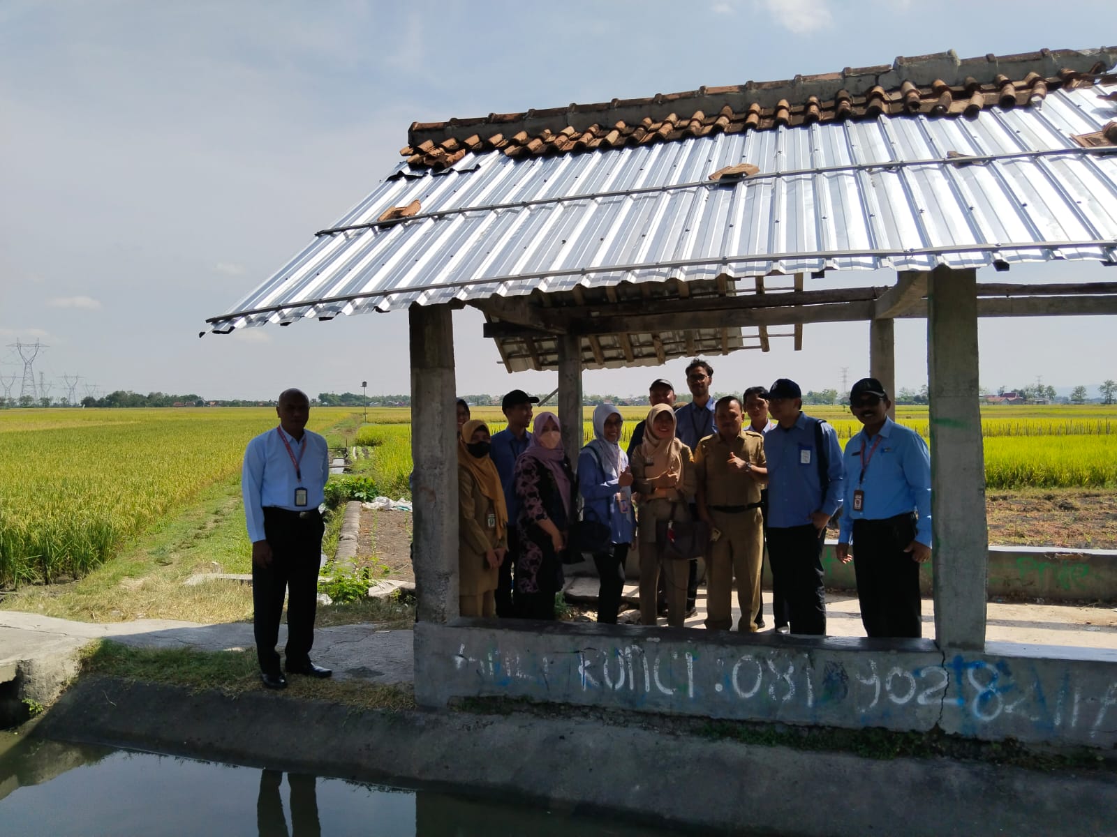MENGECEK: Tim gabungan saat mengecek lokasi yang sempat direncanakan jadi Sistem Resi Gudang dan Sub Terminal Agribisnis (SRG dan STA) yang kini diusulkan jadi SR.
