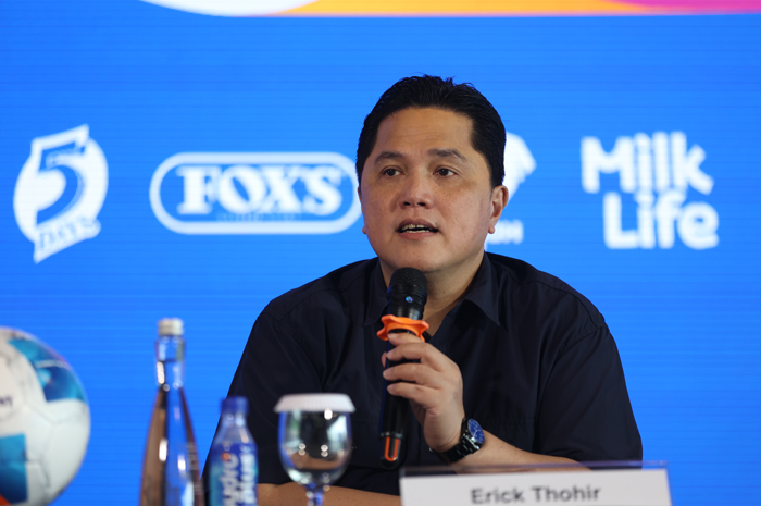 Ketua Umum PSSI Erick Thohir saat jumpa pers HYDROPLUS Piala Pertiwi U14 & U15 2025 All Stars di Supersoccer Arena, Sabtu (12/7).