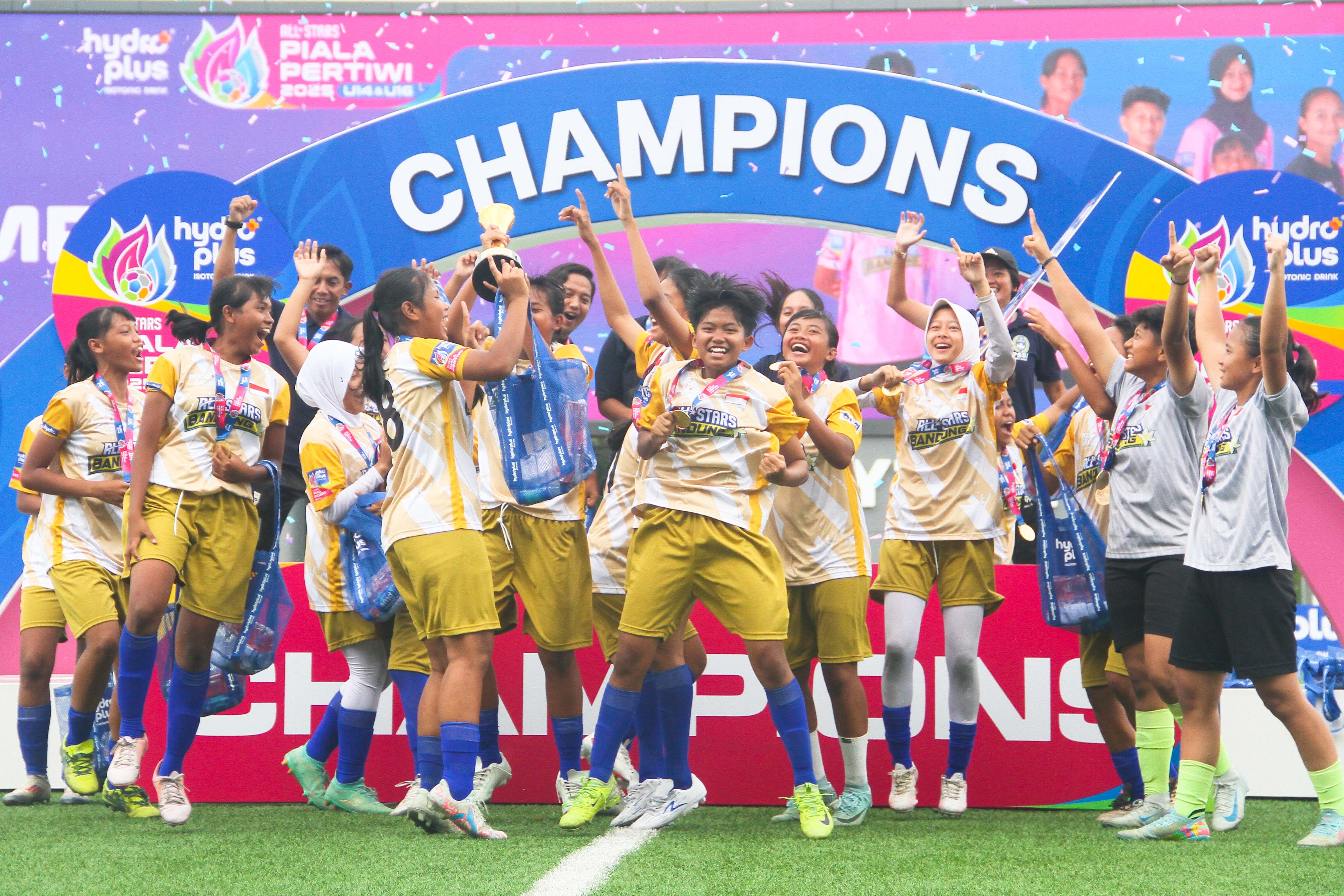 KEBANGGAAN: Tim All Stars Bandung merayakan juara usai mengalahkan Tangerang dengan skor 1-0 pada turnamen Hydroplus All Stars Piala Pertiwi U-14 dan U-16 2025 di Super