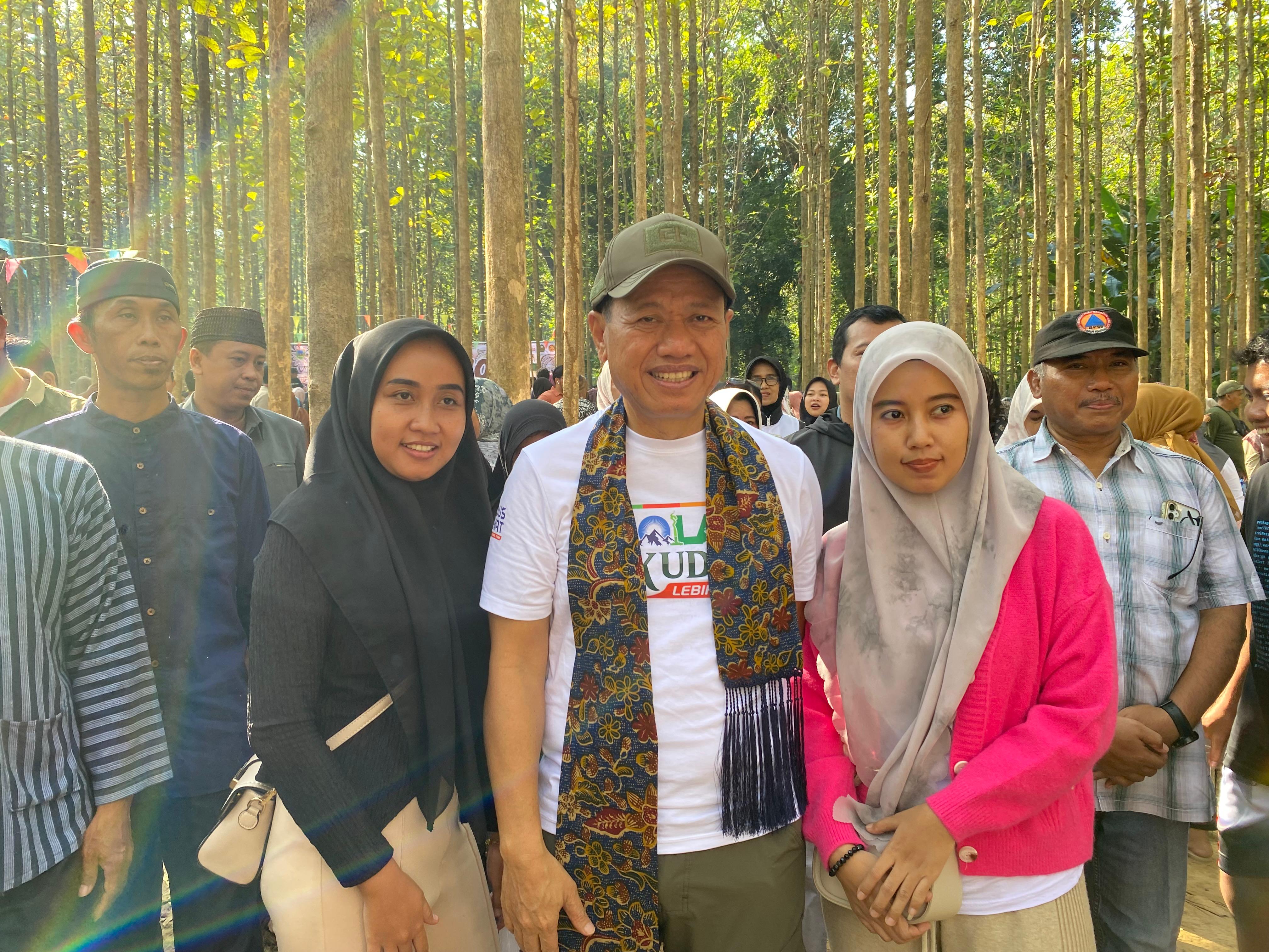 FOTO BERSAMA: Bupati Kudus Sam&rsquo;ani Intakoris berinteraksi dan diajak foto bersama dengan para pengunjung yang hadir, pagi ini. (ANDIKA TRISNA SAPUTRA/RADAR KUDUS)