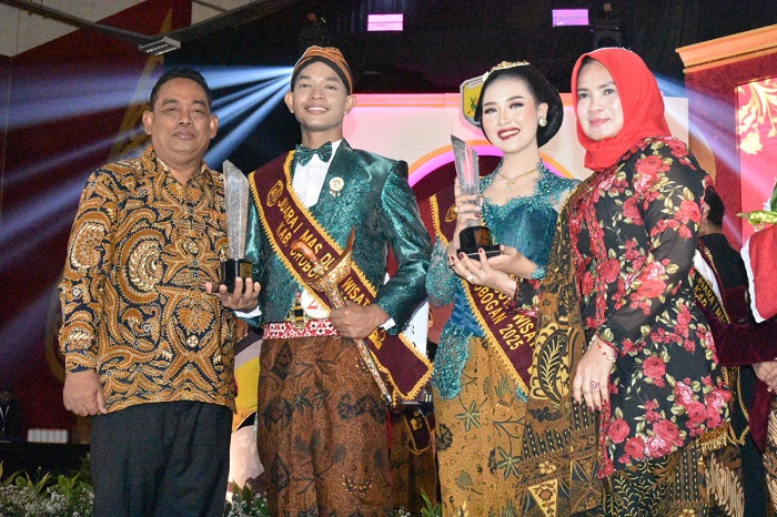 BERIKAN SAMBUTAN &ndash; Bupati  Grobogan Setyo Hadi memberikan sambutan dalam acara pemilihan Duta Wisata Mas dan Mbak Grobogan tahun 2025 di gedung Dewi Sri Danyang Purwodadi, Sabtu malam (13/7).