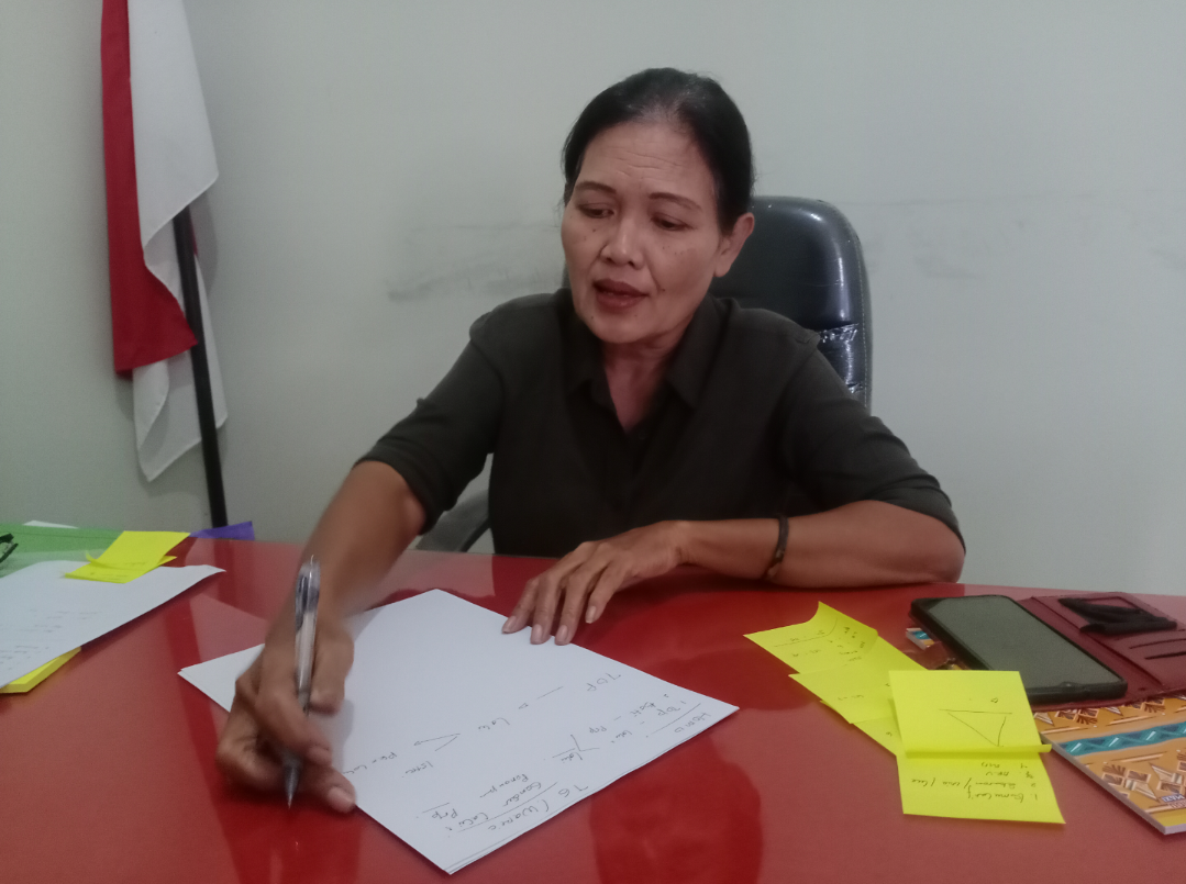 FOTO: Manajer Penanggulangan Kasus HIV/AIDS Komisi Penanggulangan AIDS (KPA) Kudus, Eni Mardiyanti saat menjelaskan terkait hotspot LSL di kantornya belum lama ini. (ANDIKA TRISNA SAPUTRA/RADAR KUDUS)