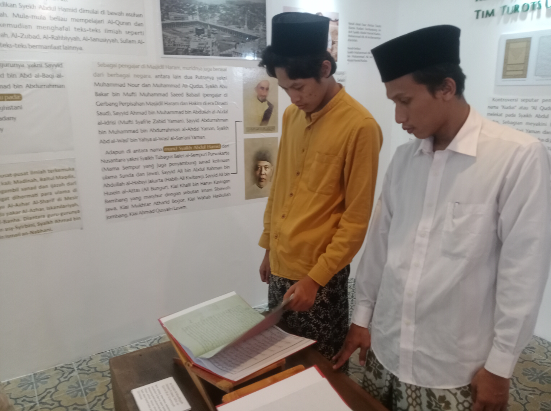 PAMERAN: Pengungjung melihat salah satu kitab dalam Pameran Turots di kompleks YM3SK, siang ini. (ANDIKA TRISNA SAPUTRA/RADAR KUDUS)