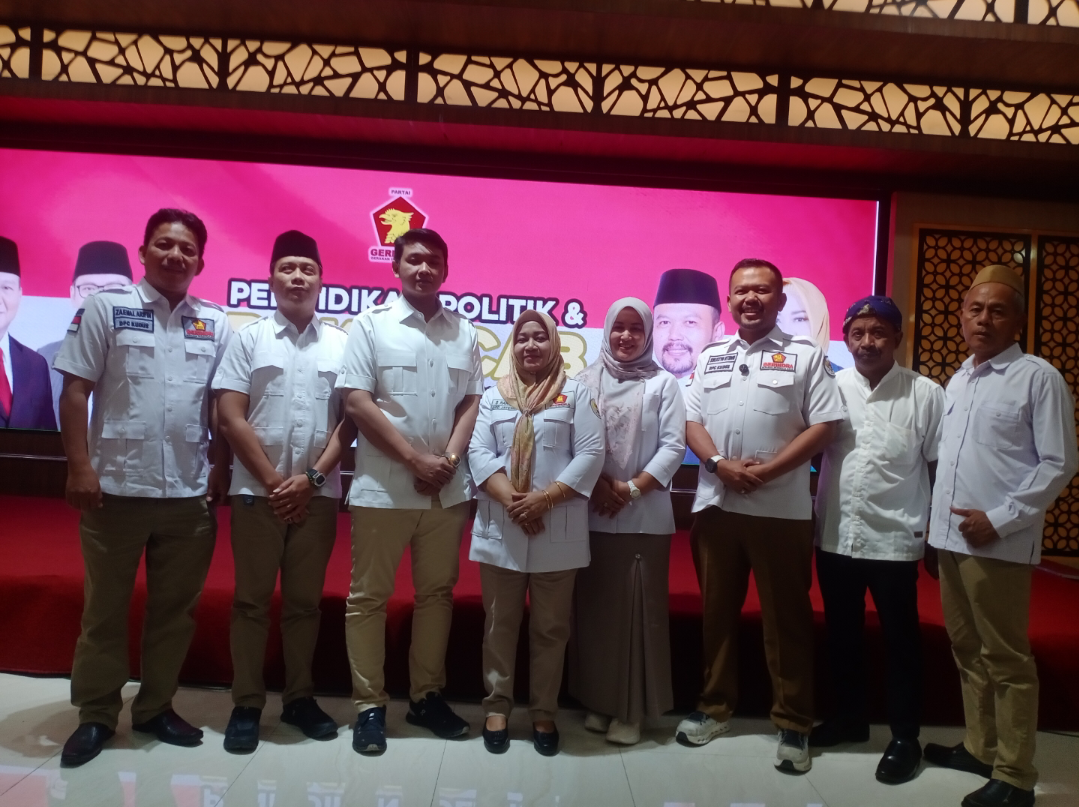 FOTO BERSAMA: Jajaran pengurus DPC Partai Gerindra Kudus dan DPD Partai Gerindra Jawa Tengah foto bersama di Hotel Kenari, siang ini. (ANDIKA TRISNA SAPUTRA/RADAR KUDUS)