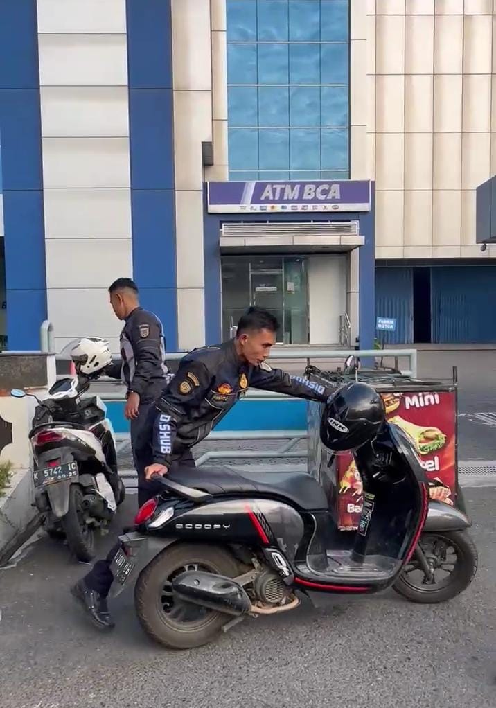 INDAH SUSANTI/RADAR KUDUS TERTIBKAN: Petugas Dishub menertibkan kendaraan yang parkir di area jualan CFD