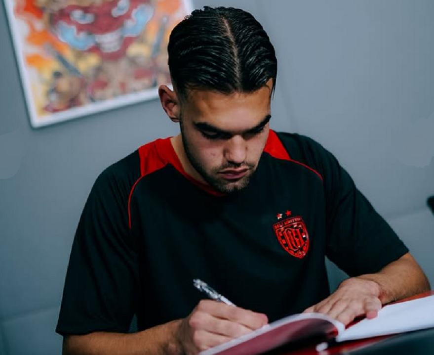 Jens Raven menandatangani kontrak resmi dari Bali United