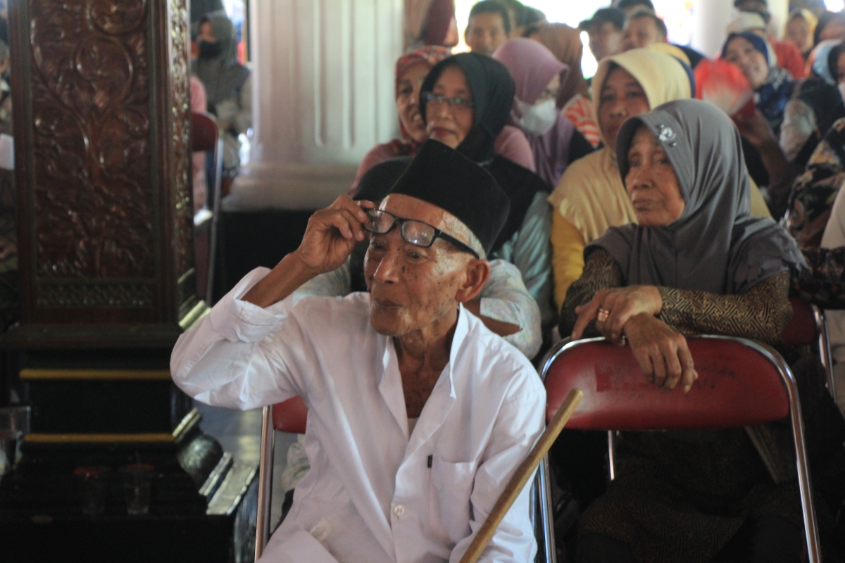 ANTRE: Buruh tani tembakau mengantre untuk mendapatkan BLT DBHCHT di Pendapa Museum RA Kartini Rembang.