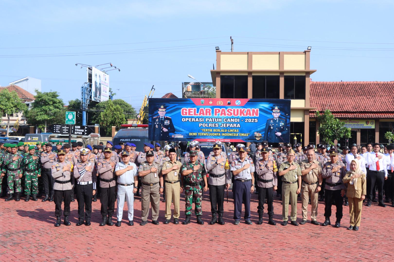 Kapolres Jepara AKBP Erick Budi Santoso bersama unsur TNI, pejabat utama dan personel Polres Jepara, Dinas Perhubungan, Satpol PP serta stakeholder terkait di halaman Mapolres setempat, pada Senin (14
