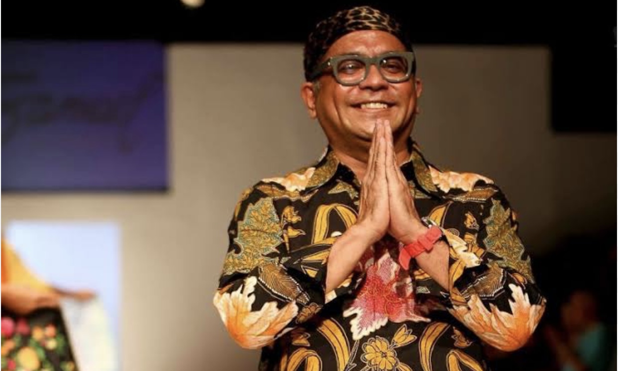 Samuel Wattimena, seorang perancang busana berkebangsaan Indonesia dan politikus Partai Demokrasi Indonesia Perjuangan (PDI-P)