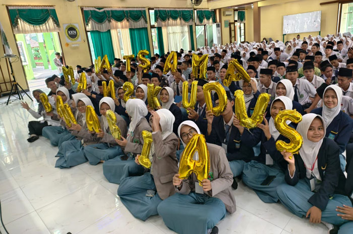 MAN 2 Kudus memulai rangkaian kegiatan MATSAMA tahun 2025 diikuti seluruh peserta didik baru, dewan guru, dan tenaga kependidikan.&nbsp;