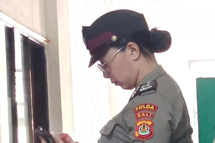 KENA SANKSI: Aipda Ni Luh Putu Eka Purnawianti, SH., berada di depan ruangan sidang kode etik, Bid Propam Polda Bali, Jumat (11/7/2025)
