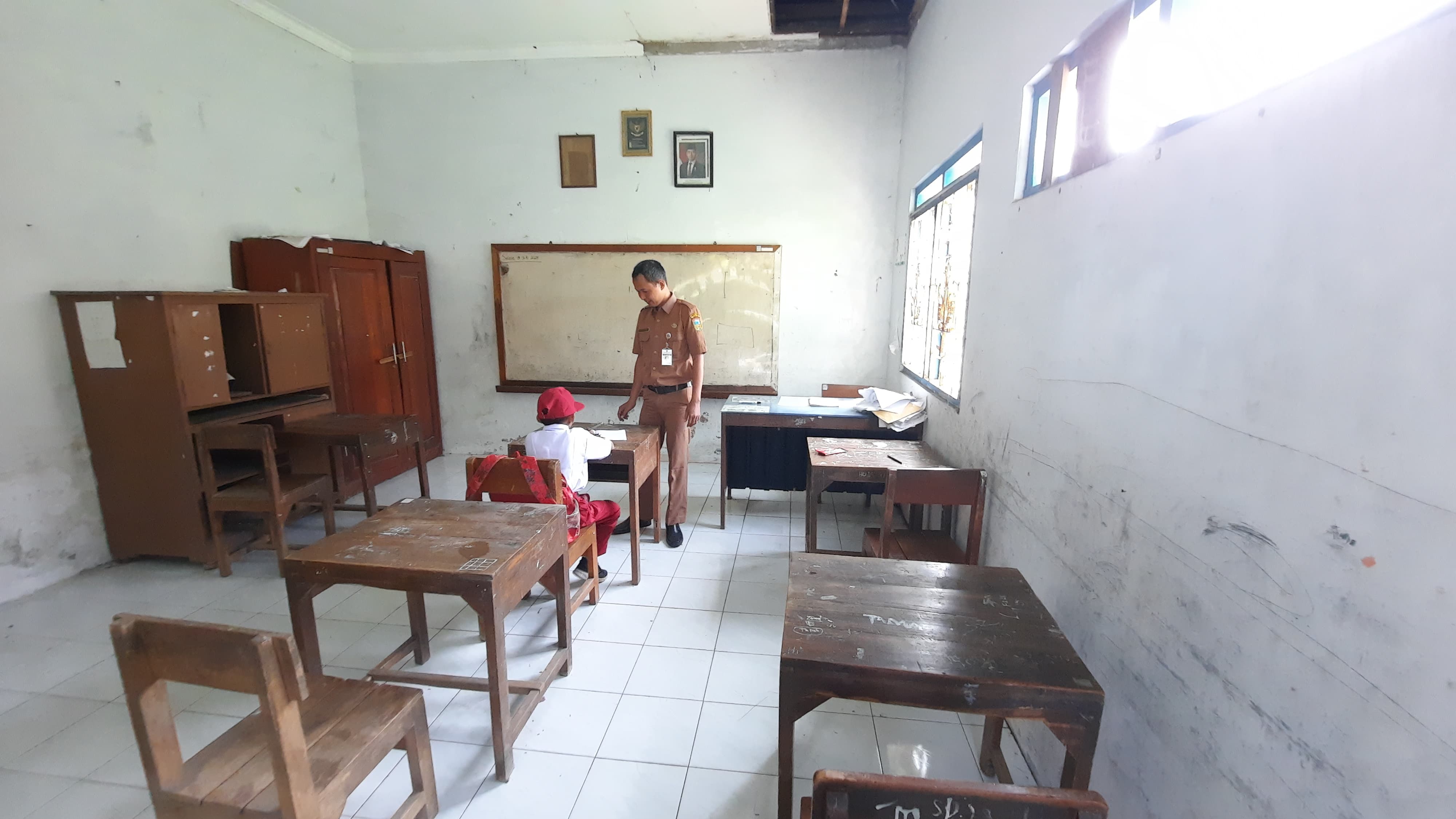 INDAH SUSANTI/RADAR KUDUS HANYA SATU: Murid Baru SD 1 Wates seorang diri saat mengikuti MPLS di kelas.