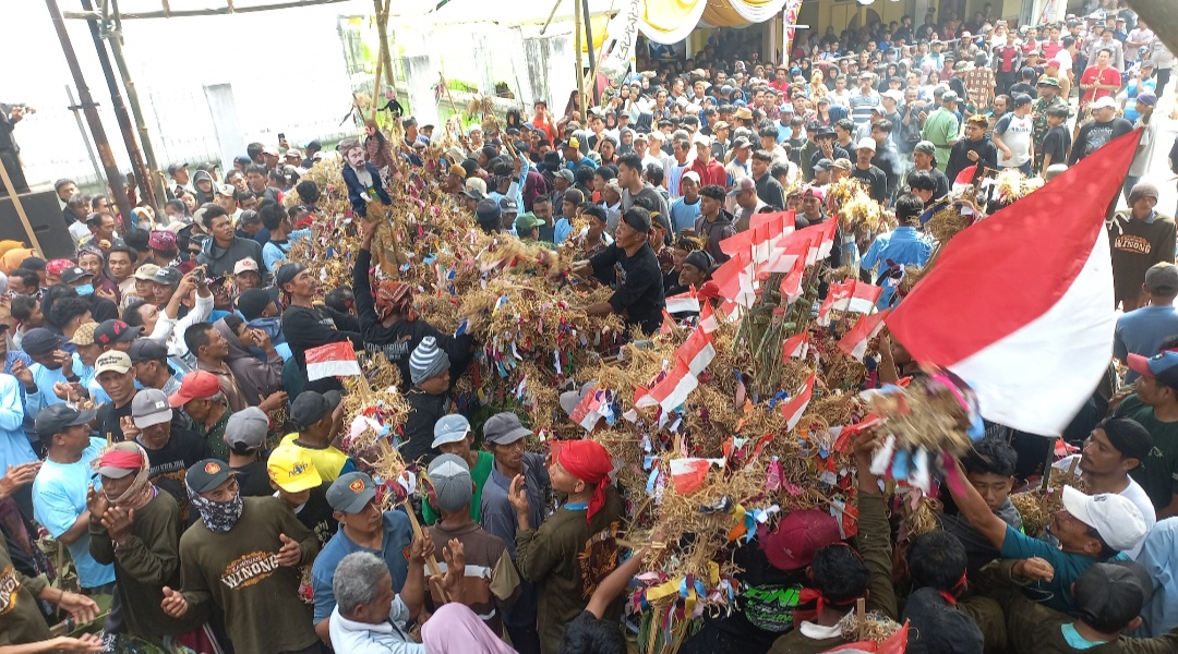 ANTUSIAS: Para warga tengah merebut jembul dari tiap Kamituwan usai dibacakan doa.