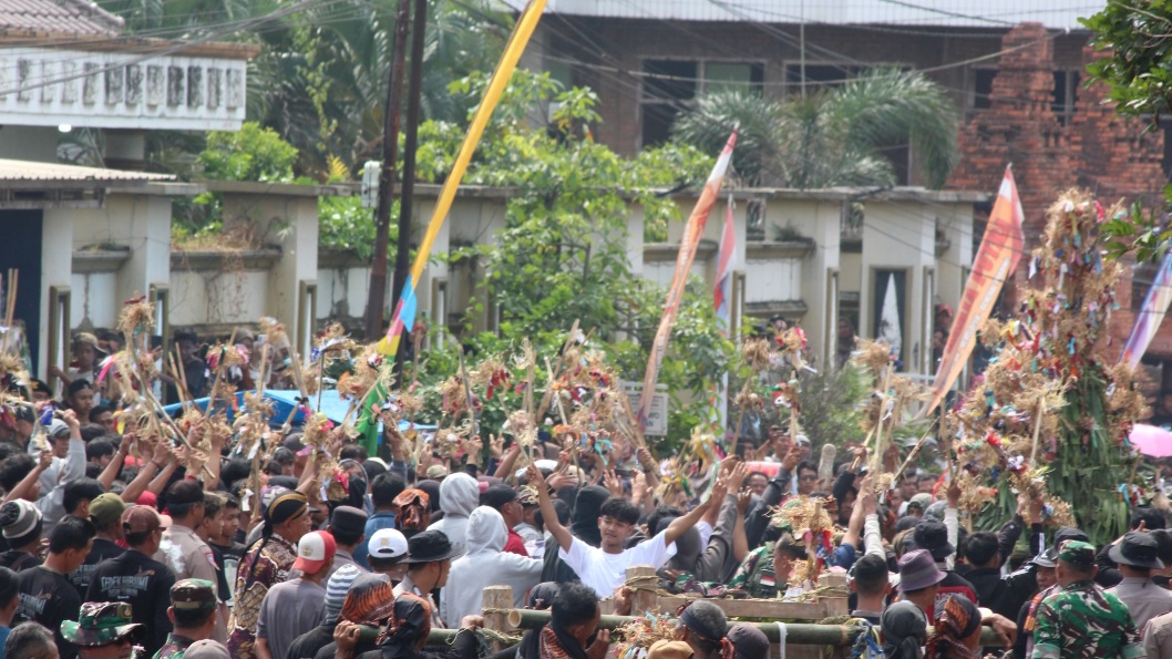 RICUH: Pengembalian jembul ke petinggen sempat diwarnai aksi kericuhan.