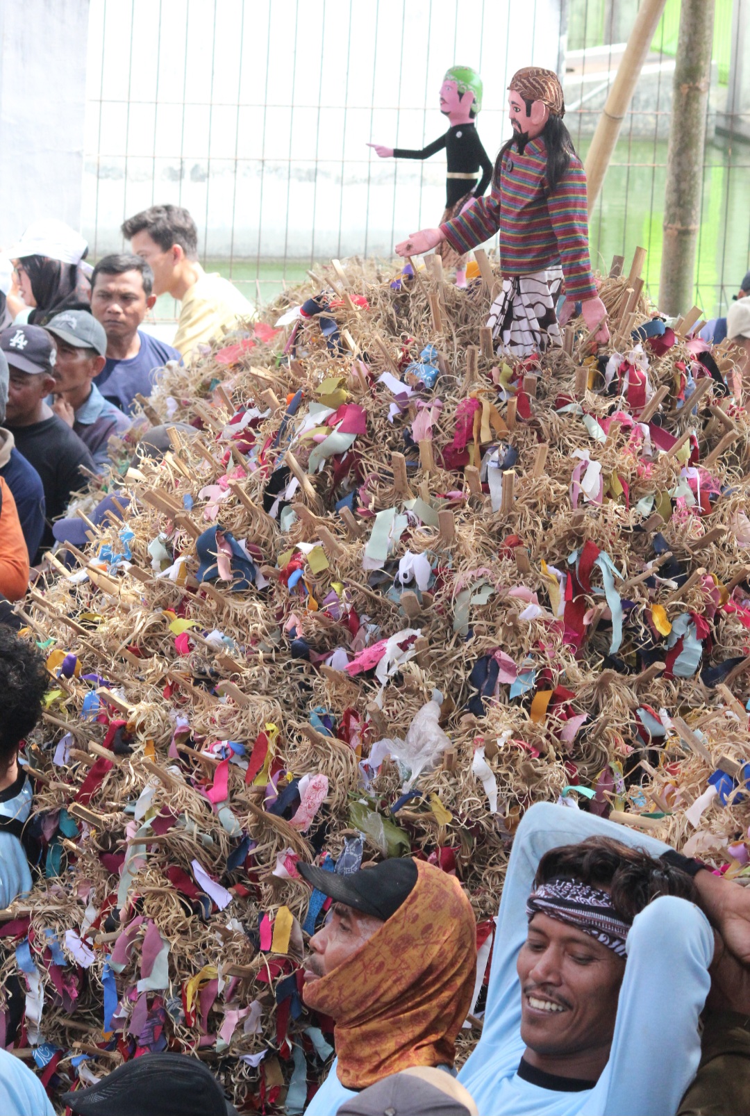 SIMBOLIK: Kondisi jembul sebelum direbut oleh ribuan warga.