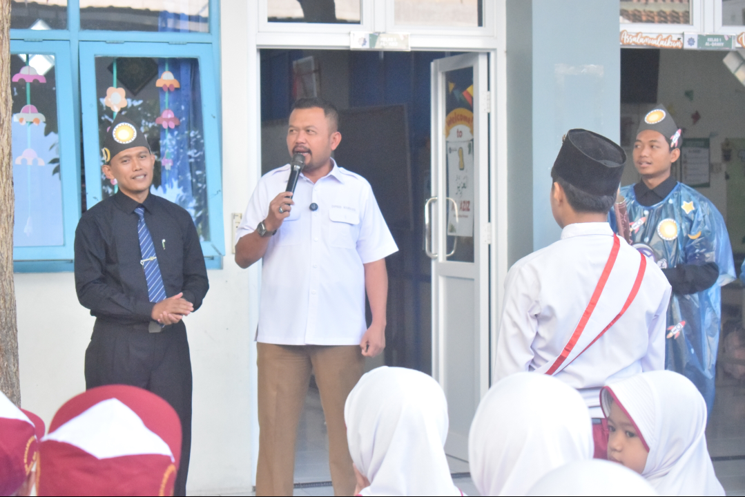 BERI MOTIVASI: Wakil Ketua DPRD Kudus mengisi sambutan di pembukaan MPLS SD BW pagi ini. (ANDIKA TRISNA SAPUTRA/RADAR KUDUS)