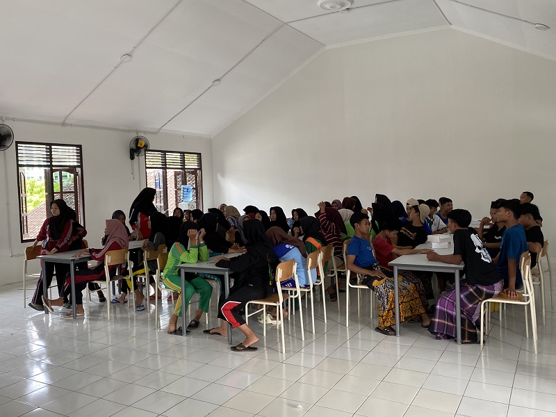 Siswa SRMA 18 Blora sedang berkumpul pada hari pertama masuk sekolah