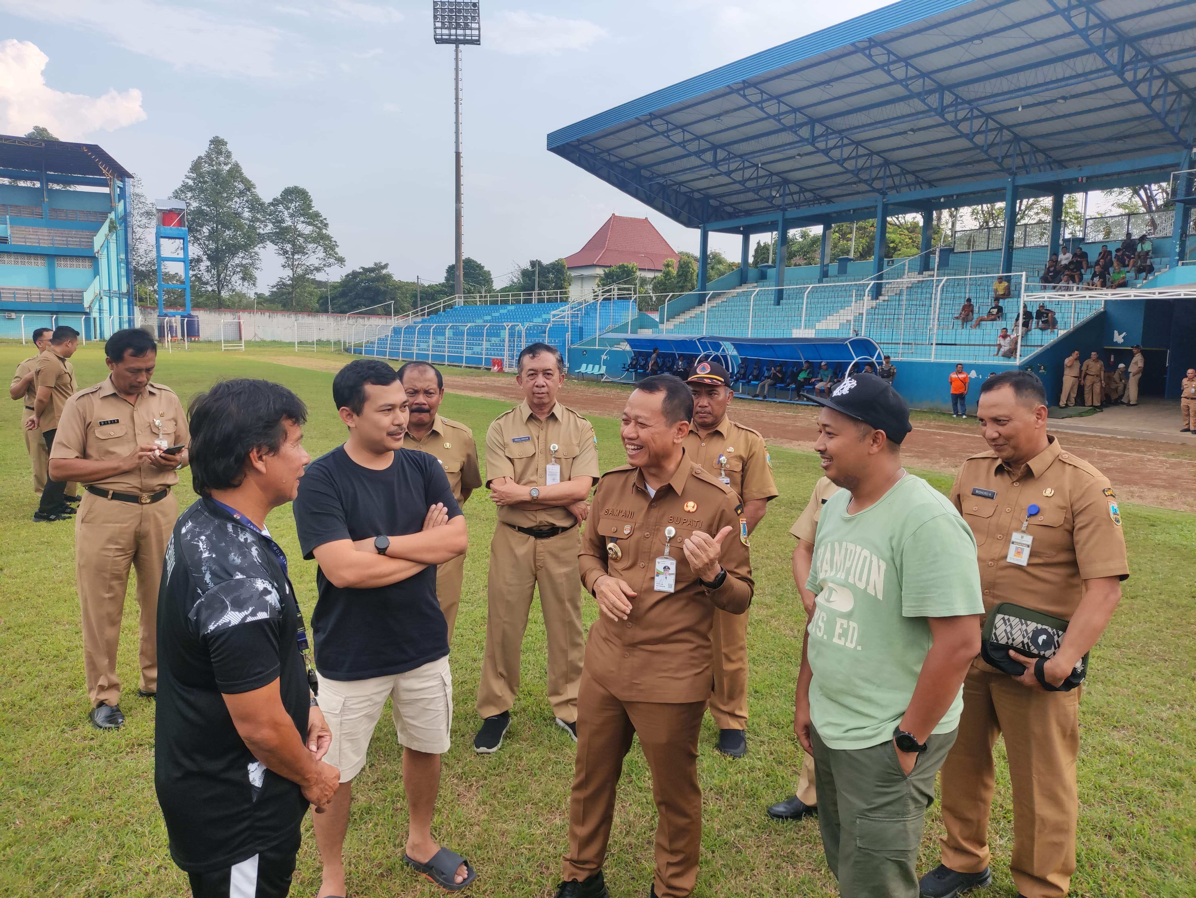 ADA HARAPAN: Bupati Kudus Sam&rsquo;ani Intakoris didampingi manajemen Persiku Kudus meninjau Stadion Wergu Wetan.