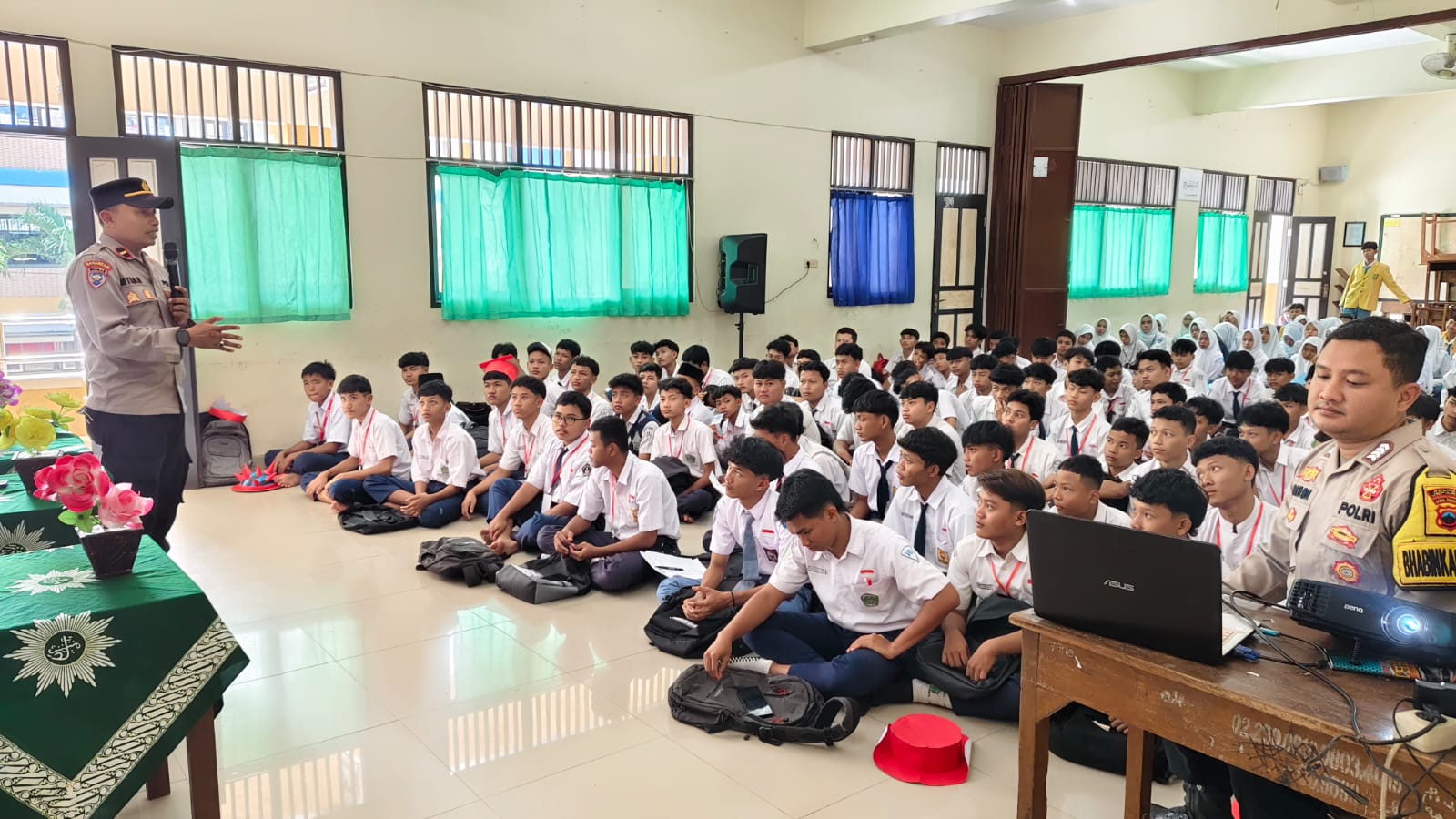 Polsek Mayong mengadakan sosialisasi anti narkoba, penyalahgunaan HP dan Judol hingga edukasi tertib berlalu lintas di sekolah-sekolah, salah satunya di SMK Muhammadiyah Mayong, pada Senin (14/7/2025)