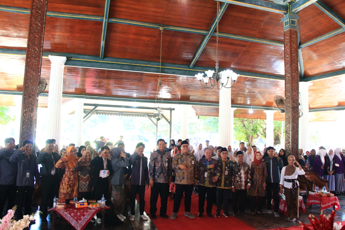 BERLANJUT: Gus Wabup Hanies foto bersama penerima beasiswa dan calon penerima beasiswa saat anniversary 8 Forum Anak Beasiswa (FABs) Rembang, kemarin.