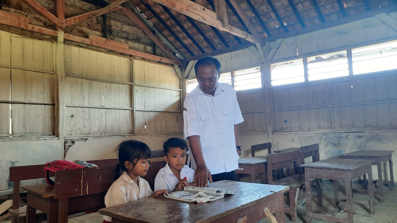 SEKOLAH: Dua siswa di SDN Kecil Karangasem, Kecamatan Wirosari, Grobogan saat berada di dalam kelas.