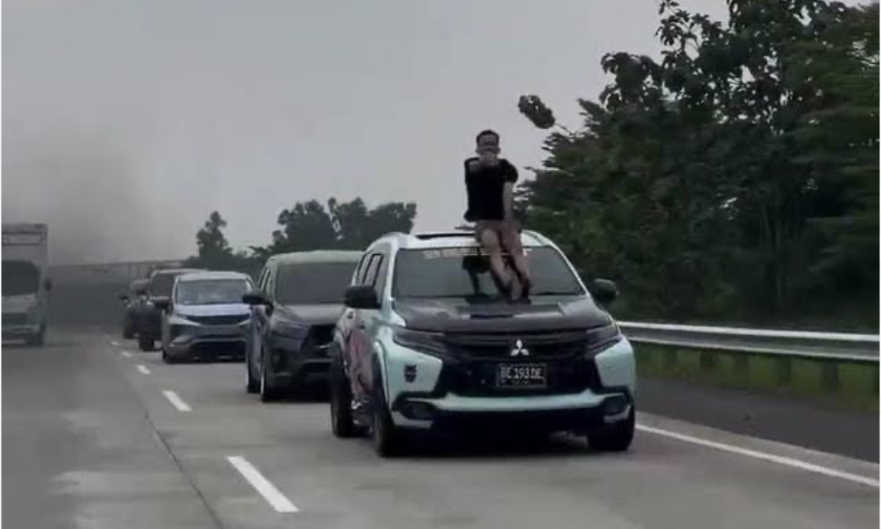 Berjoget-joget di atas mobil dijalan tol lampung