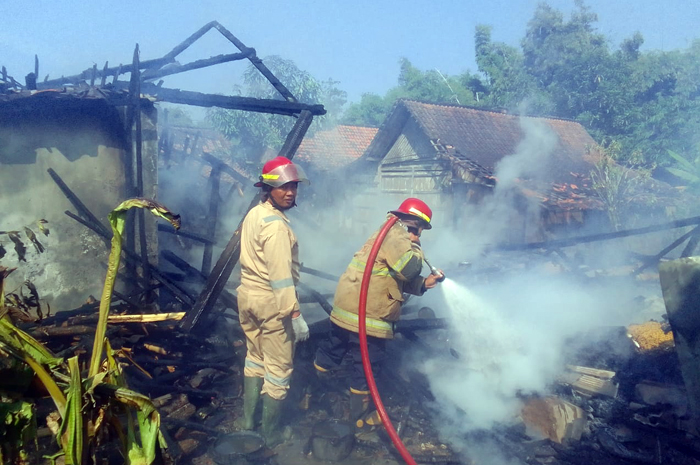 TERBAKAR: Tiga rumah di Desa Kalangan Kecamatan Tunjungan ludes terbakar saat korban pergi takziah.