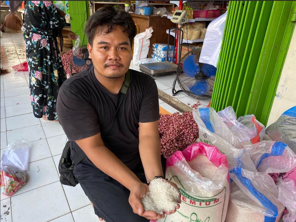 BAHAN POKOK : Beras yang dijual di Pasar Sidomakmur Blora tidak ditemukan beras oplosan antara premium dan medium.