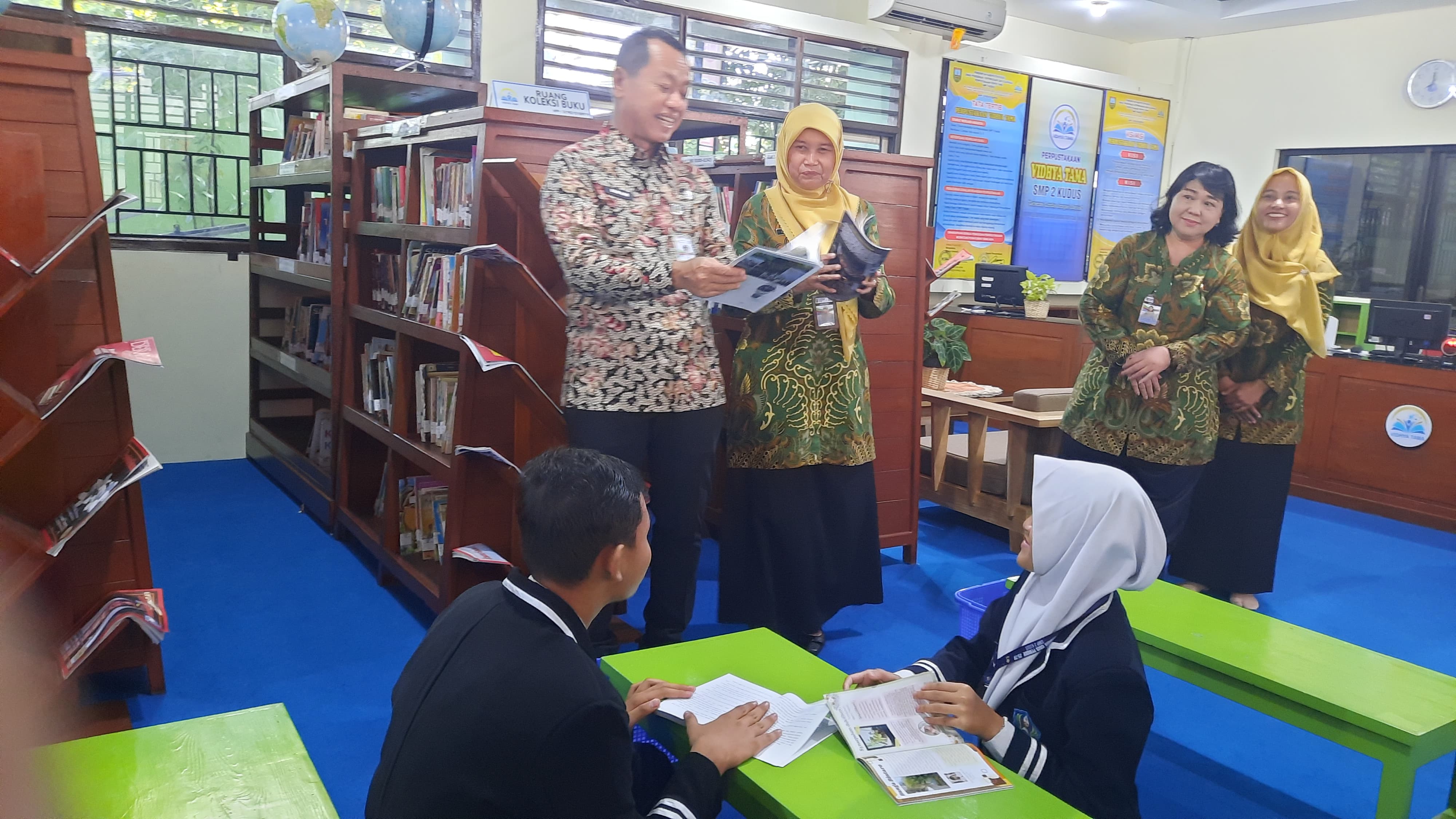 INDAH SUSANTI/RADAR KUDUS PERESMIAN: Bupati Kudus Sam&rsquo;ani Intakoris masuk ke ruang Perpustakaan Vidhya Tama SMP 2 Kudus usai dilaunching kemarin.