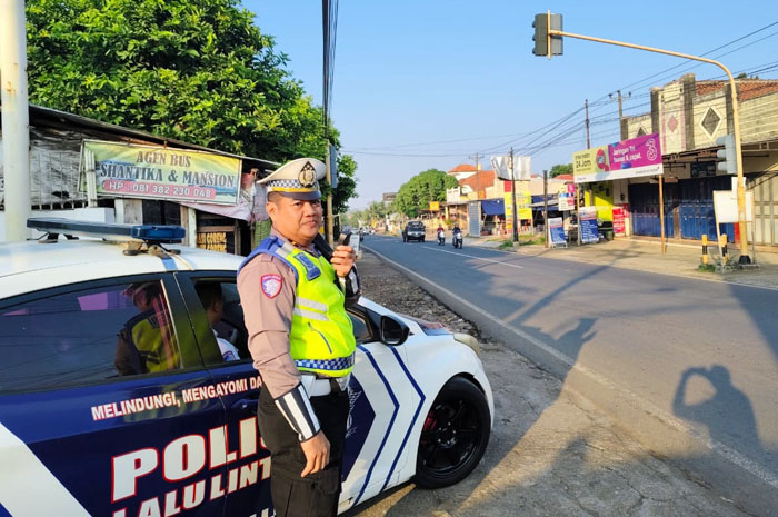 Satlantas Polres Jepara menggelar&nbsp;kegiatan Penerangan Keliling (Penling) di sejumlah kawasan di Jepara pada Selasa (15/7).