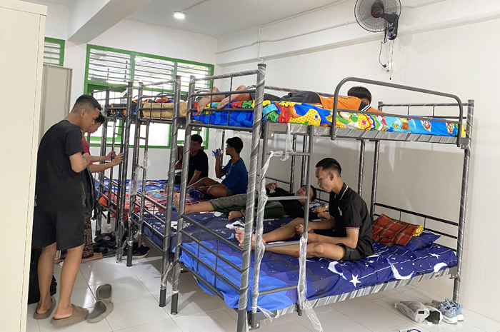 BOARDING SCHOOL: Siswa SRMA 18 Blora bersantai di tempat tidur asrama saat hari pertama masuk sekolah kemarin.