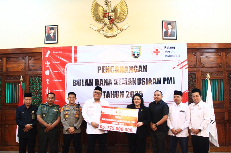 DICANANGKAN: Ketua Dewan Kehormatan, Gus Hanies foto bersama Ketua Bulan Dana, Liena dan Ketua PMI Rembang, dr Samsul Anwar, kemarin.