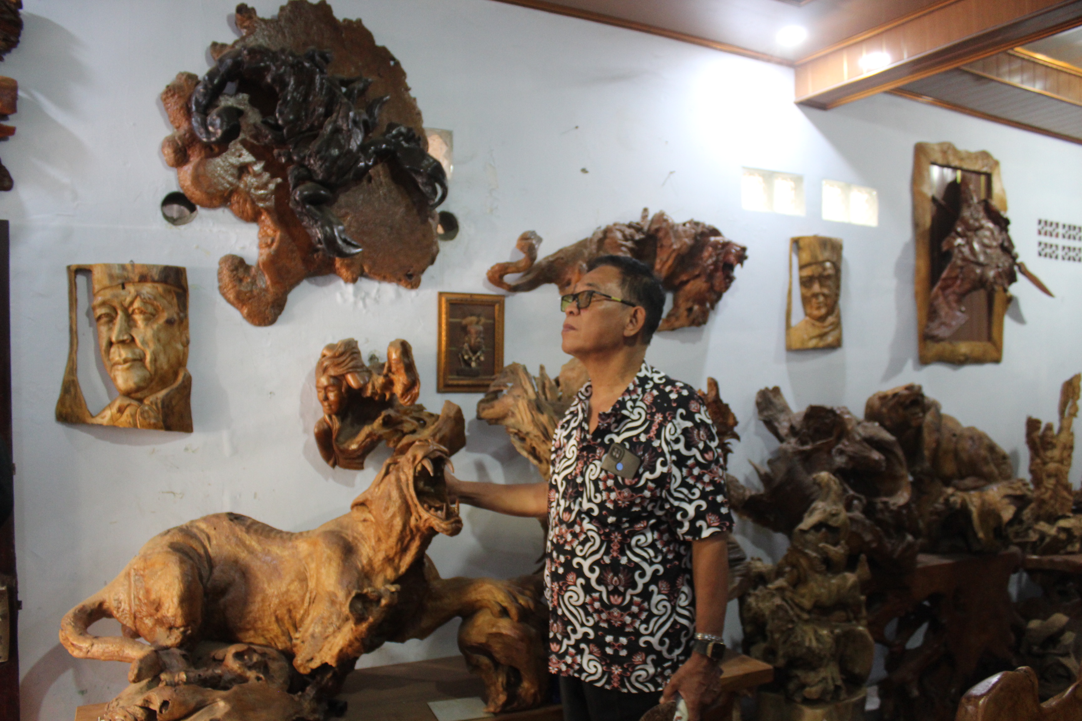 Lebih Dekat dengan Bambang "Gembol" Seniman Ukir Legenda dengan produk Mancanegara