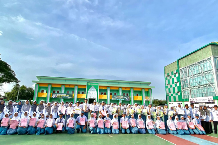 Jajaran guru dan Murid berprestasi MAN 2 Kudus
