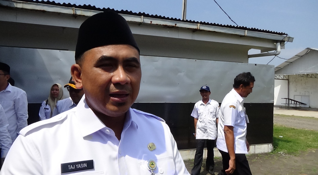 KUNJUNGAN: Wakil Gubernur Jawa Tengah, Taj Yasin Maimoen meninjau langsung terkait ekspor hasil laut di PT MBI, siang ini. (ANDIKA TRISNA SAPUTRA/RADAR KUDUS)