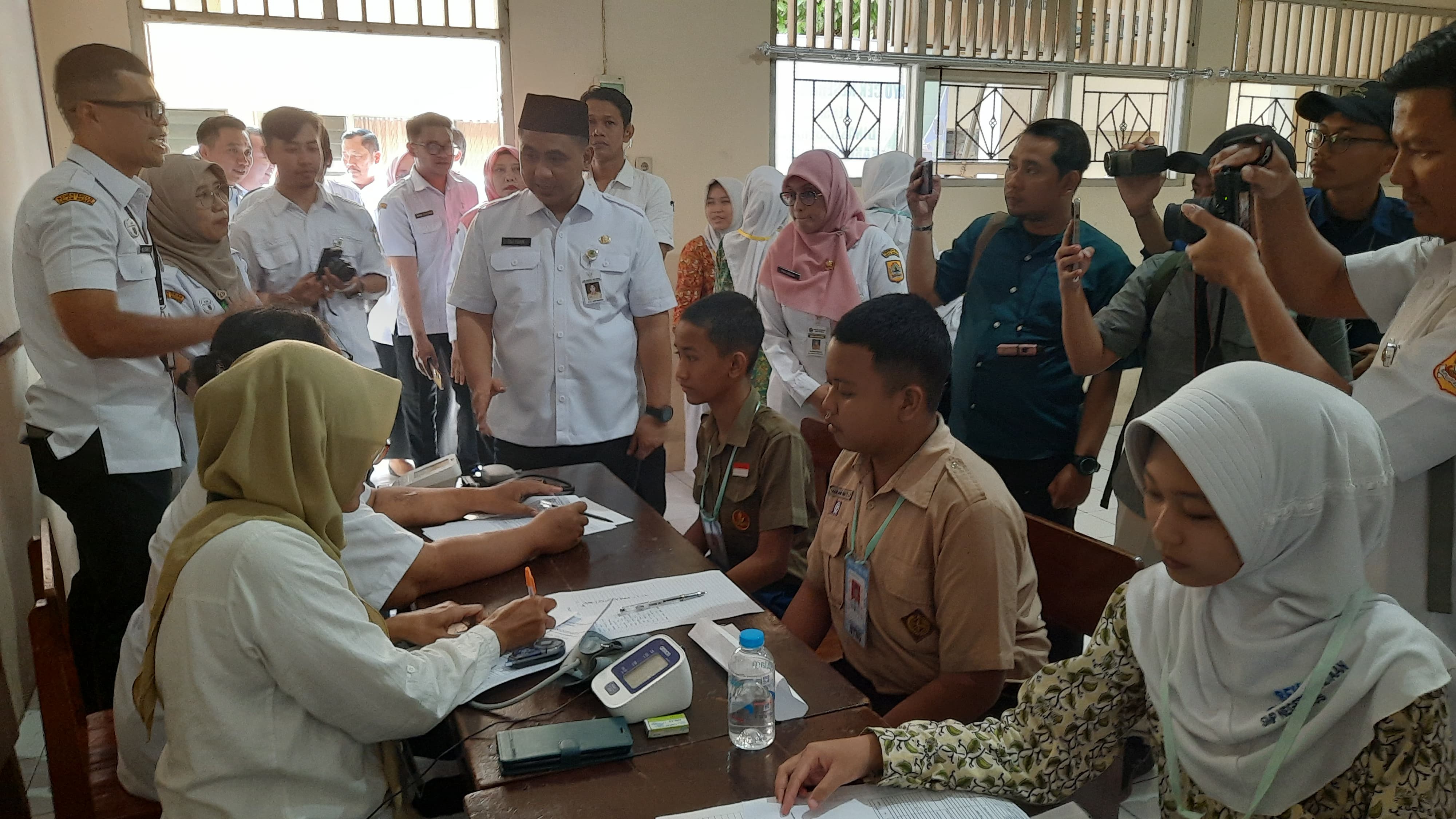 INDAH SUSANTI/RADAR KUDUS CEK KESEHATAN: Wakil Gubernur Jawa Tengah Taj Yasin meninjau program Spelling (tes kesehatan) di SMKN 1 Kudus.