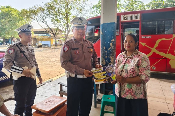 Satlantas Polres Jepara melakukan sosialisasi Tertib Berlalu Lintas dengan membagikan&nbsp;brosur, pamflet hingga stiker Ops Patuh Candi 2025 kepada masyarakat.