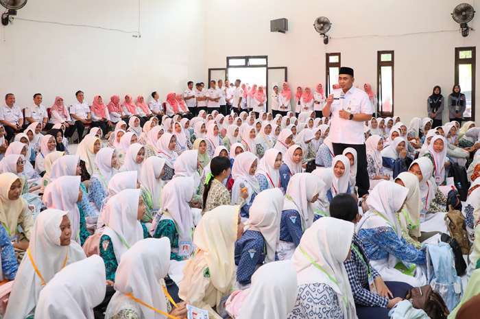 Wakil Gubernur Jawa Tengah,Taj Yasin meninjau langsung pelaksanaan penyambutan siswa baru di Kudus, Rabu (16/7).