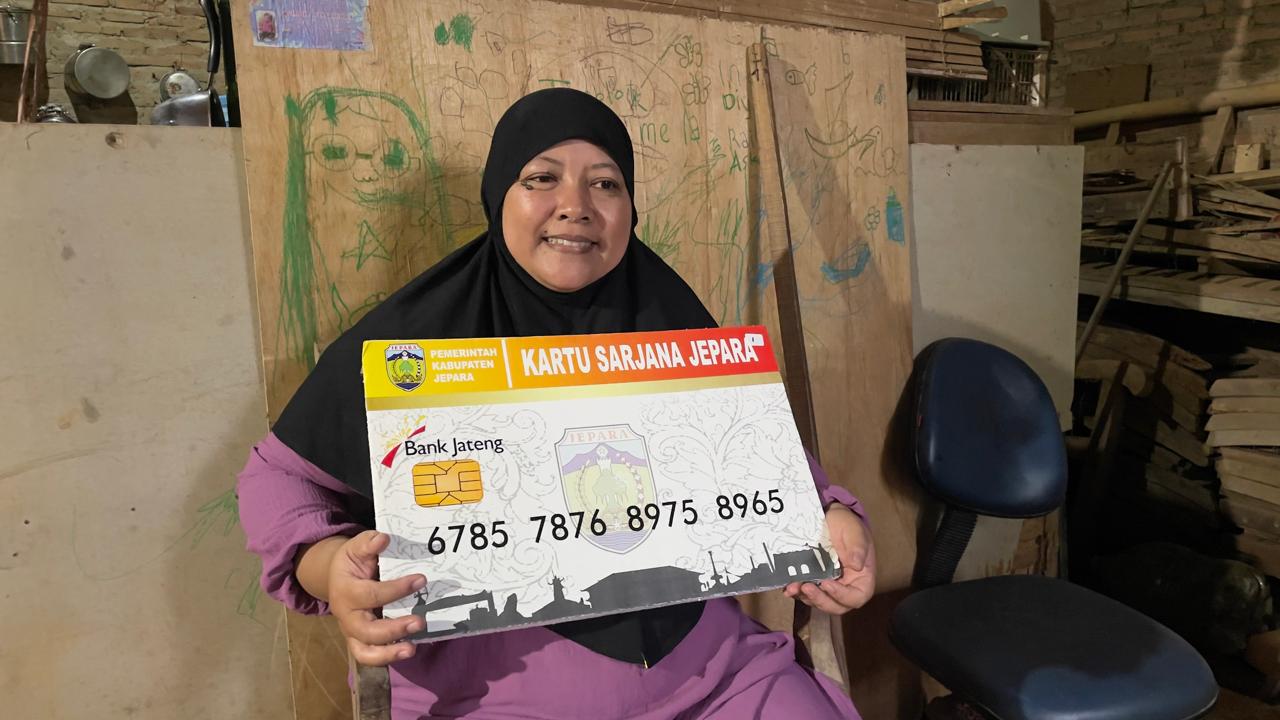 BAHAGIA: Mei, ibu dari Indurasmi warga Bulungan, Jepara, yang menerima beasiswa Kartu Sarjana Jepara.