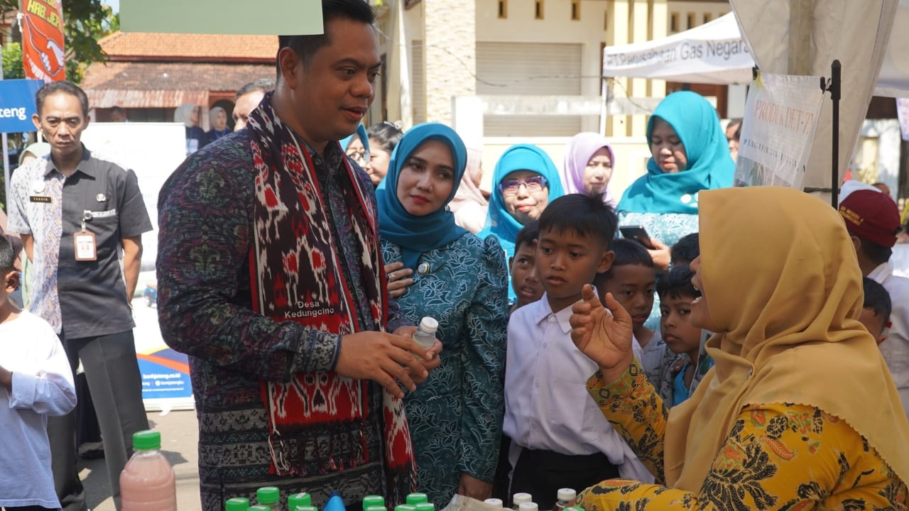 TAMPUNG: Bupati Jepara Witiarso Utomo beserta istri, didampingi Wabup Gus Hajar serta jajaran pimpinan OPD menampung aspirasi dari masyarakat pada Selasa (15/7).