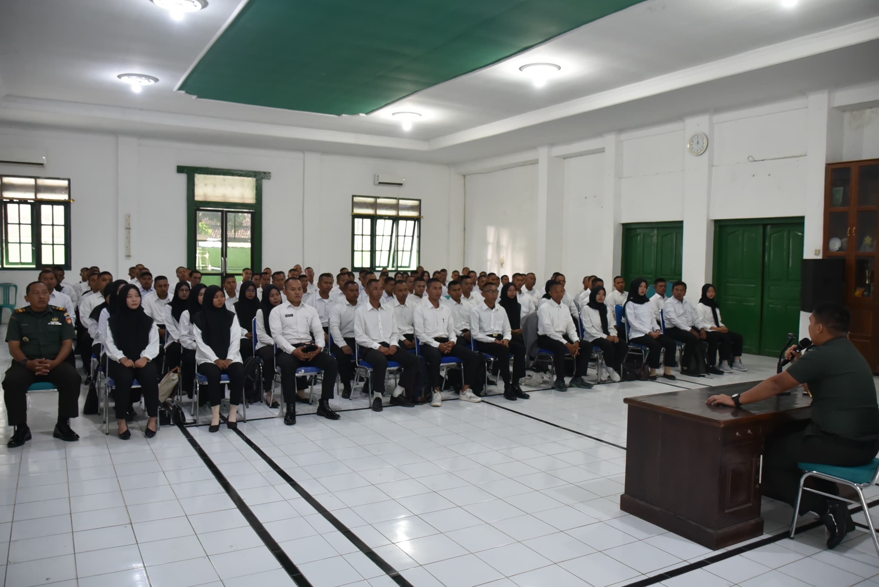 DIARAHKAN: Dandim 0717/Grobogan Letkol Kav Barid Budi Susila saat memberikan arahan SPPI.